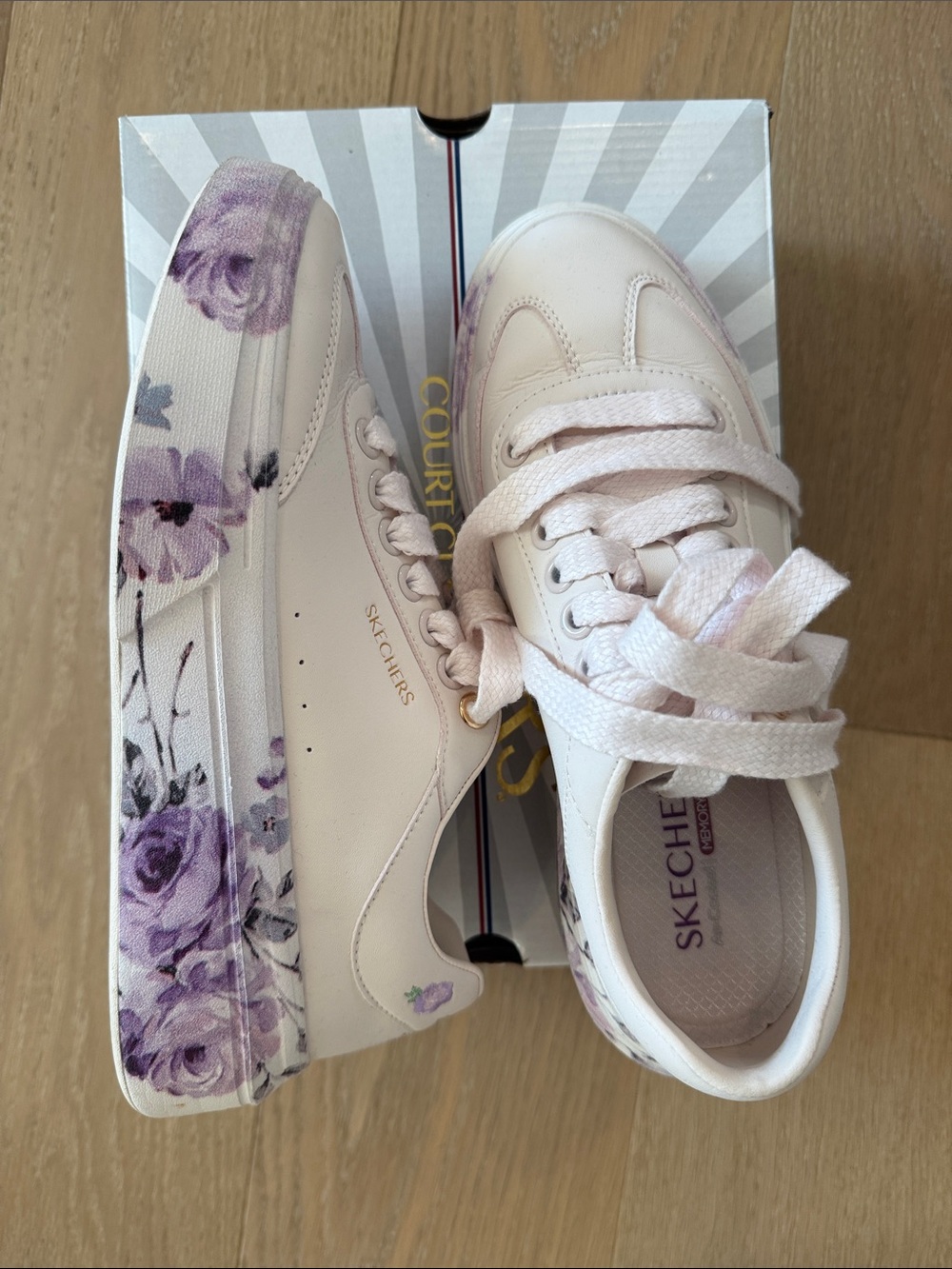 Skechers White Womens Cordova Sneakers with Lavender Flowers on Sides size 7.5